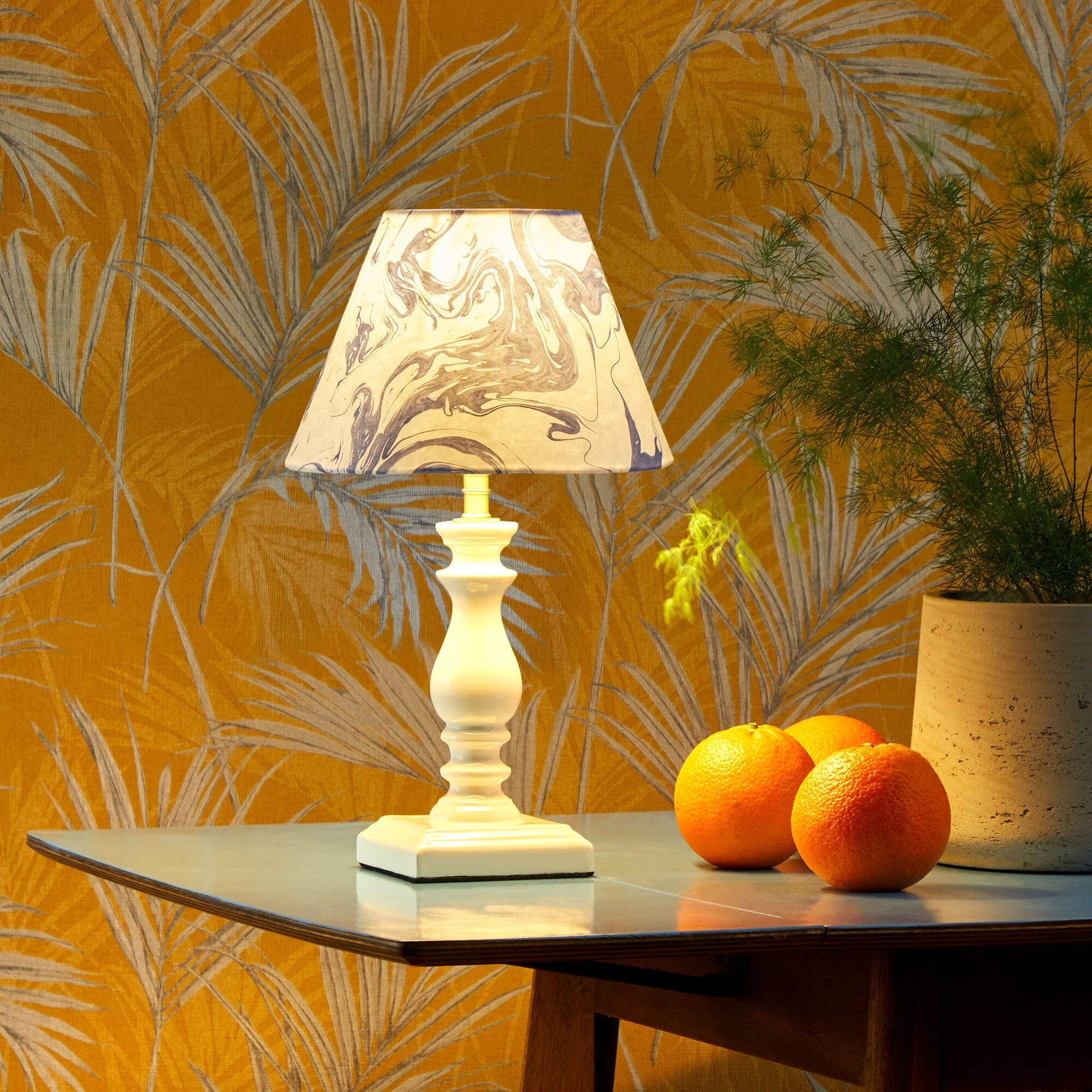 Wilma table lamp in white - Image 4