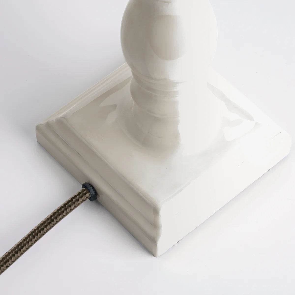Wilma table lamp in white - Image 6