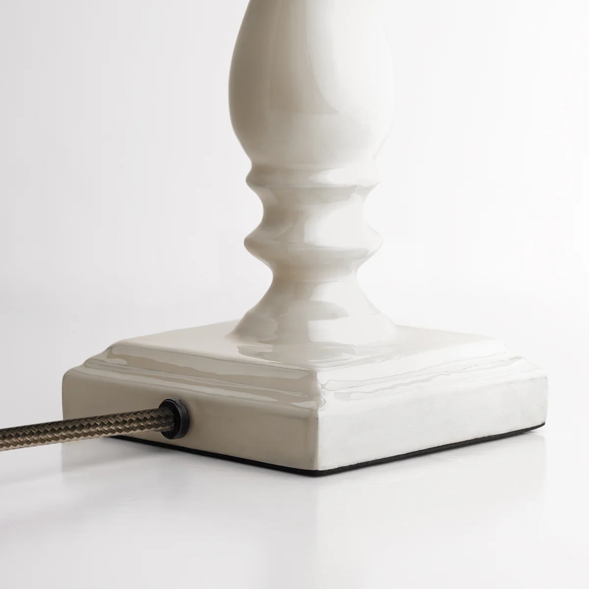 Wilma table lamp in white - Image 8