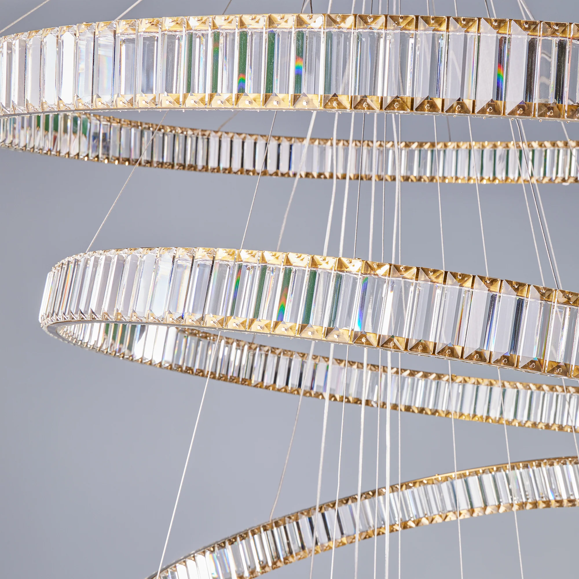 Wonderella 6 ring chandelier in clear glass and brass - Image 3