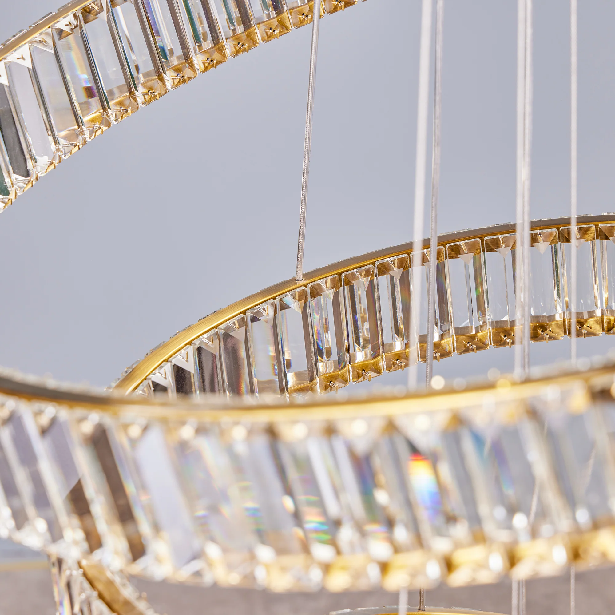 Wonderella 6 ring chandelier in clear glass and brass - Image 6