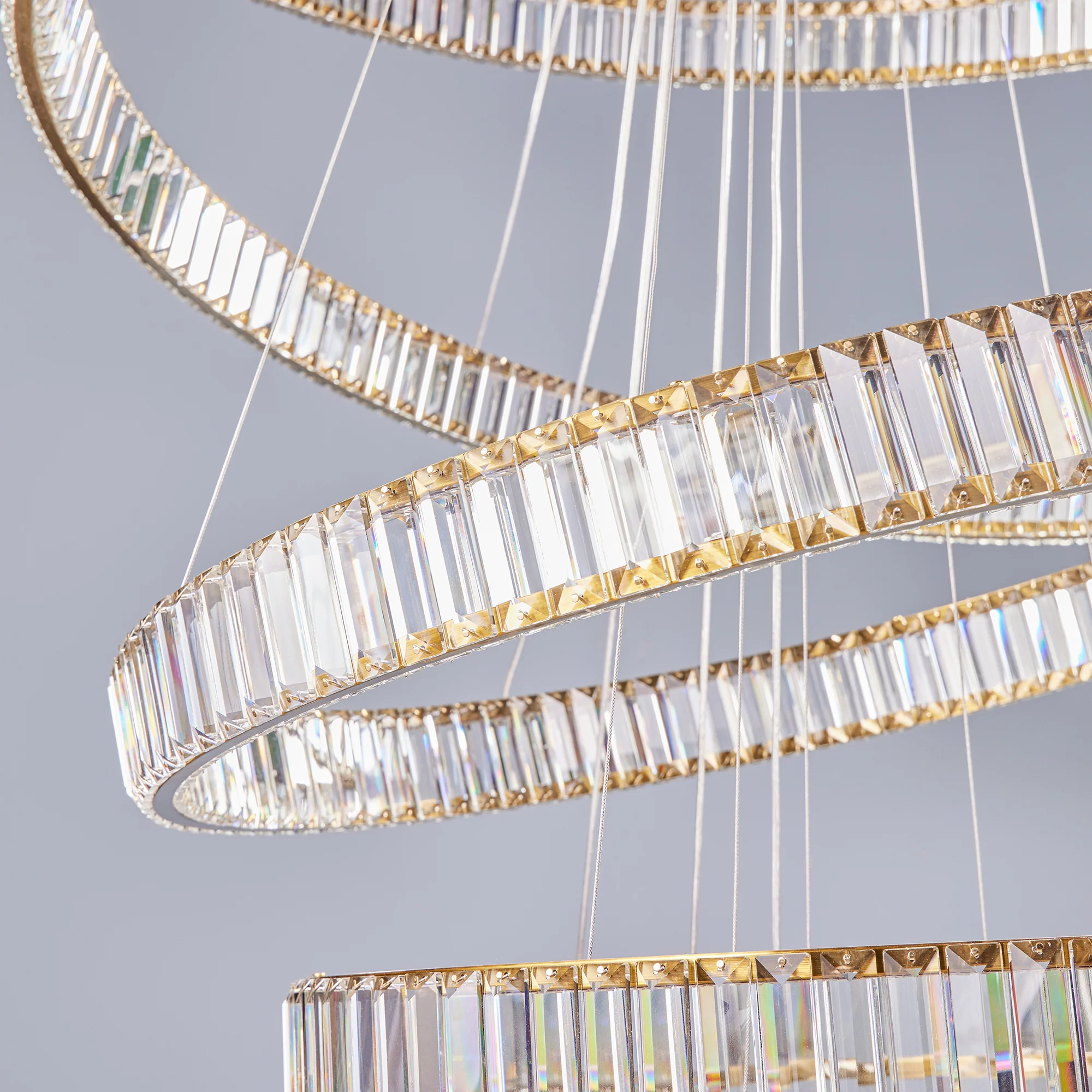 Wonderella 6 ring chandelier in clear glass and brass - Image 8