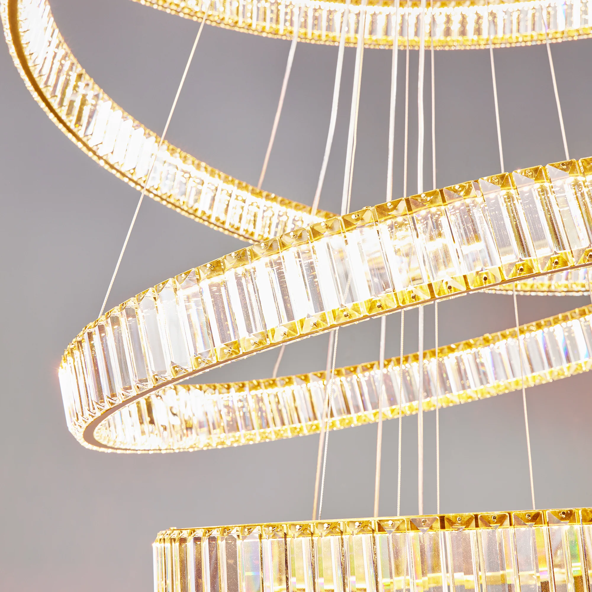 Wonderella 6 ring chandelier in clear glass and brass - Image 9